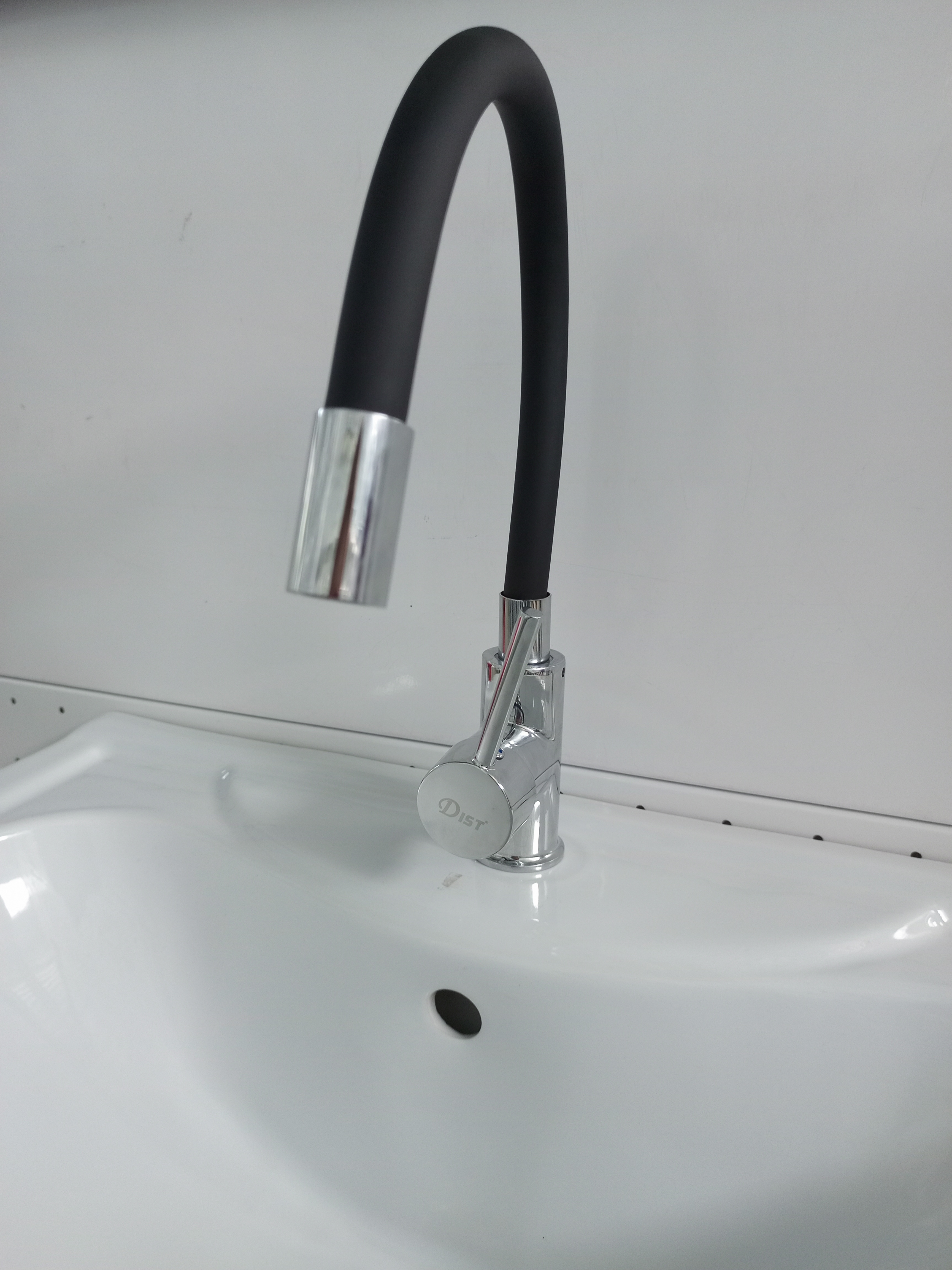 Смеситель для кухни DIST D201H черный