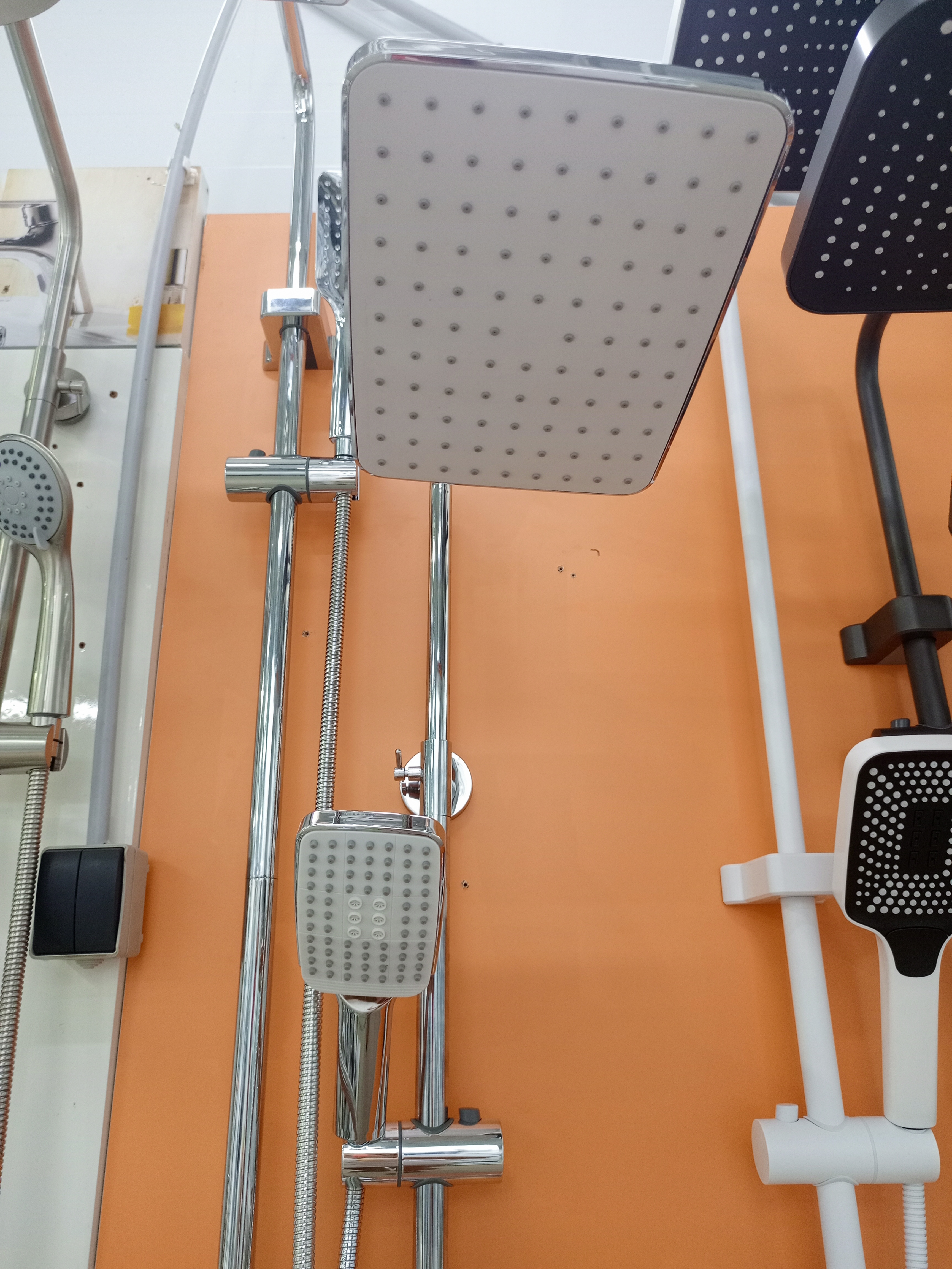 Смеситель для ванны с душевой стойкой DIST HS008S 