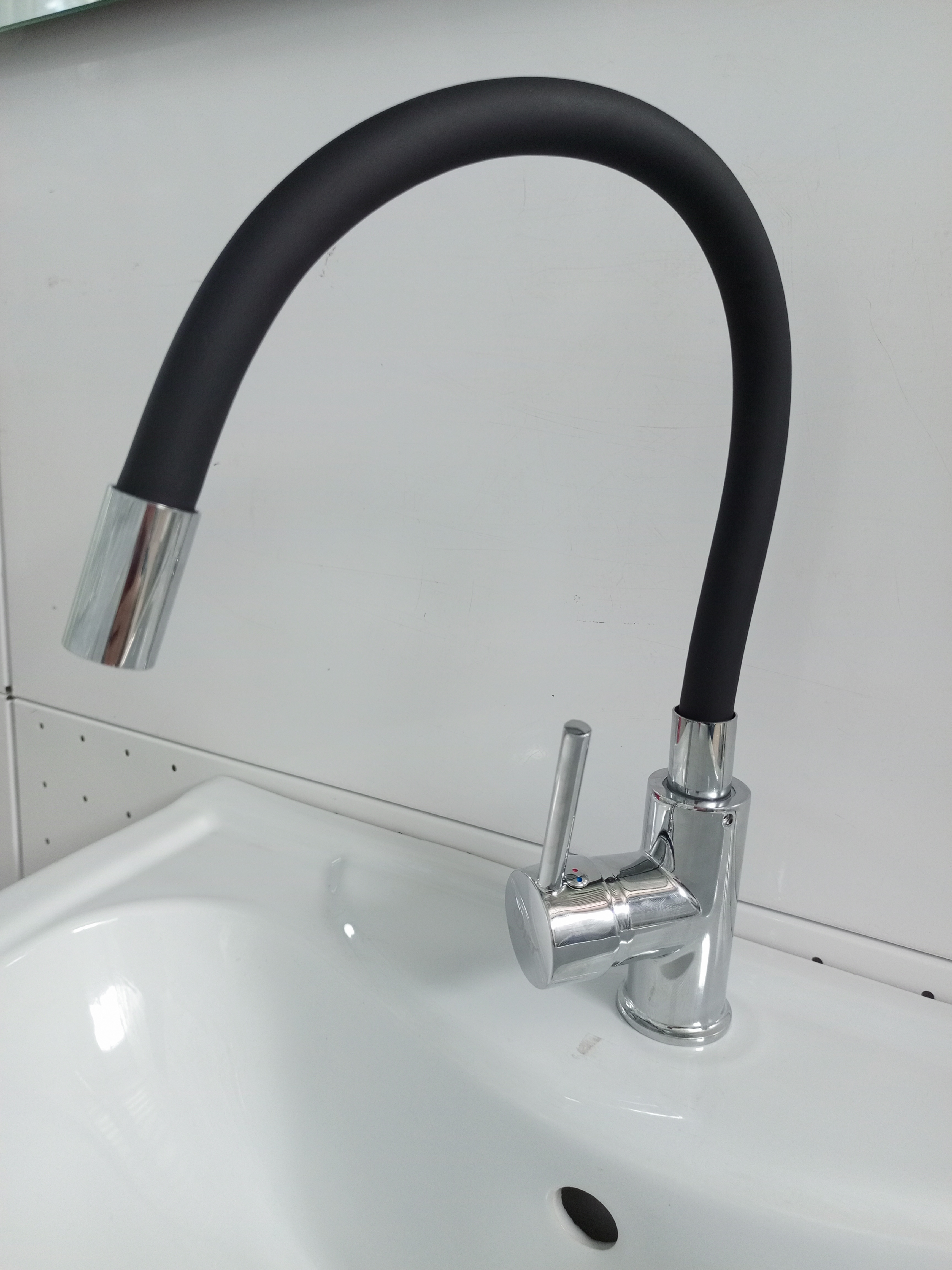 Смеситель для кухни DIST D201H черный