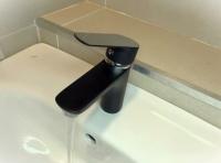 Смеситель для умывальника DIST X061H черный+хром